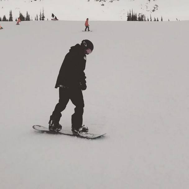 David Beckham alle prese con lo snowboard sulle piste canadesi: 